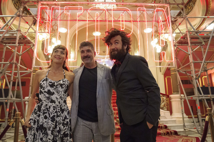 Patxi Barko, flanqueado por Joli Pascualena e Iker Huitzi, de ‘Kutsidazu Bidea Ixabel, Musikala’. (Aritz LOIOLA/FOKU) 