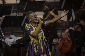 Patxi Barko, flanqueado por Joli Pascualena e Iker Huitzi, de ‘Kutsidazu Bidea Ixabel, Musikala’. (Aritz LOIOLA/FOKU) 