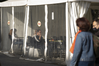 Gente paseando y terrazas en Iruñea. (Jagoba MANTEROLA / FOKU)