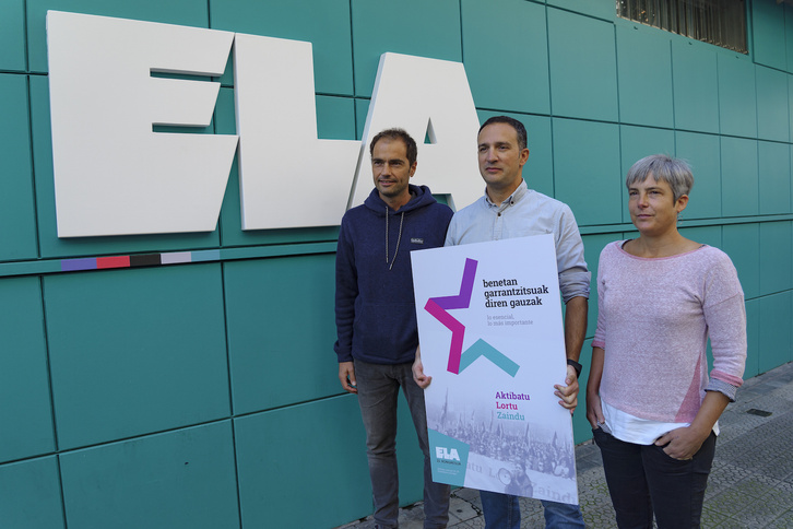 Mitxel Lakuntza, flanqueado por Ivan Gimenez y Amaia Muñoa. (Aritz LOIOLA/FOKU)