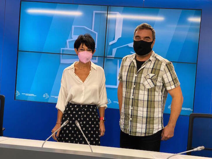 Los parlamentarios de EH Bildu Maddalen Iriarte y Mikel Otero han presentado sus propuestas de proyectos para uso de los fondos europeos. (NAIZ)