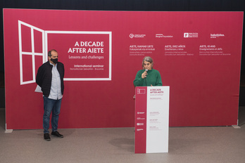 Anaiz Funosas y Agus Hernan, de Bake Bidea y Foro Social, respectivamente, durante la presentación de la jornada que se llevará a cabo en Baiona. (Guillaume FAUVEAU)