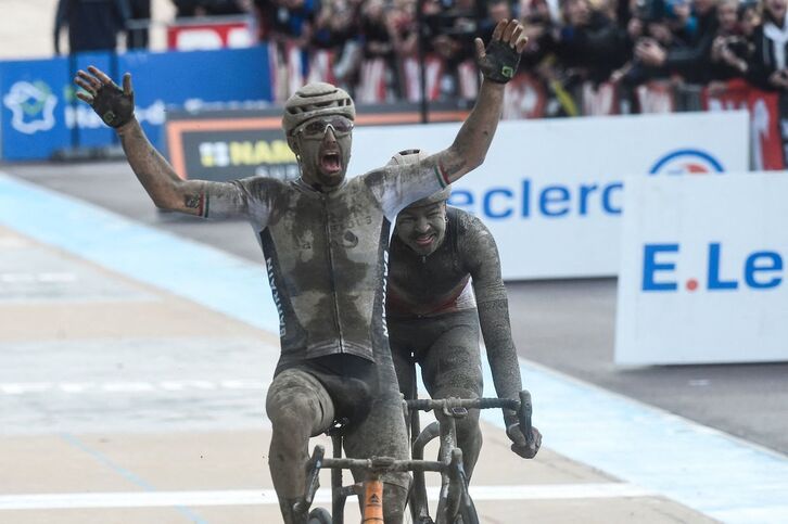 Colbrelli, garaipena ospatzen Roubaix-eko helmugara iristen azkarrena izan ostean. (Francois LO PRESTI / AFP)