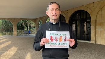 El obispo de Bilbo, Joseba Segura, posa para la grabación del vídeo. (BIZKELIZA)