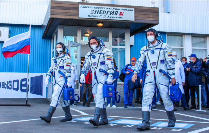 La actriz Yulia Peresild, el cosmonauta Anton Shkaplerov y el director Klim Shipenko. (AFP)