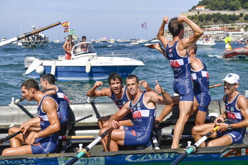Iker Zabala (eskuinean) Eneko Van Horenbekerekin batera (ezkerrean), 2016ko Kontxako Bandera irabazi berritan. (Juan Carlos RUIZ / FOKU)