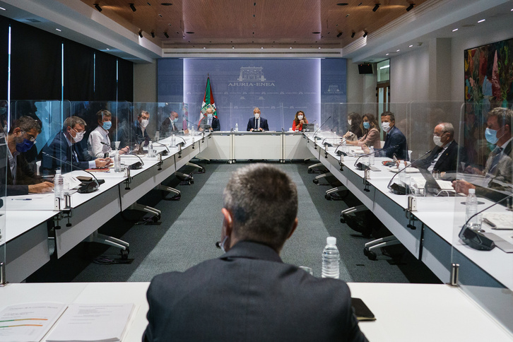 Jonan Fernández, frente a Iñigo Urkullu presidiendo una reunión del LABI. (Endika PORTILLO | FOKU)