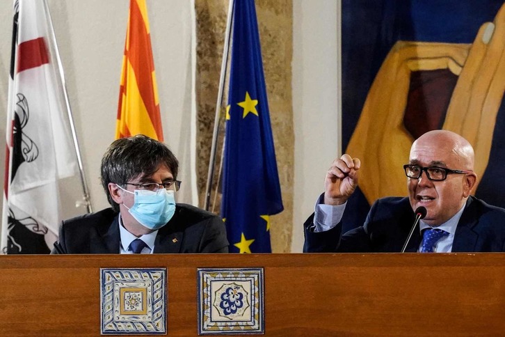 Carles Puigdemont y su abogado Gonzalo Boye, en una imagen de archivo. (Gianni BIDDAU/AFP)