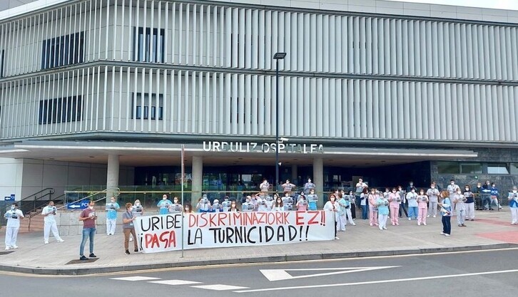 Protesta realizada este lunes frente al Hospital de Urduliz para reclamar a Lakua que pague la turnicidad del personal. (@SATSE_Euskadi)