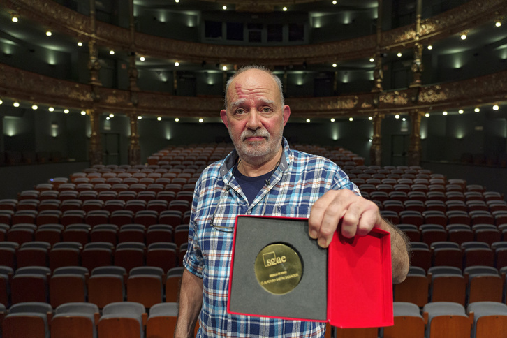 Juan Sastre, Alfonso Sastreren semea, dominarekin Campos antzokian. (Aritz LOIOLA / FOKU)