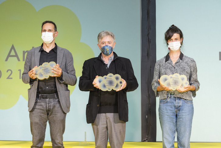 Peio Aguirre, Darío Urzay y Damaris Pan, con sus premios Gure Artea. (IREKIA)