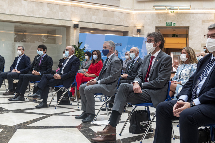 Urkullu, acompañado de todos los integrantes del LABI técnico y político, en Lehendakaritza. (Jaizki FONTANEDA/FOKU)