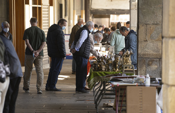 Mercadillo en Iruñea el pasado domingo, tras el final de la mayor parte de las restricciones. (Jagoba MANTEROLA / FOKU)