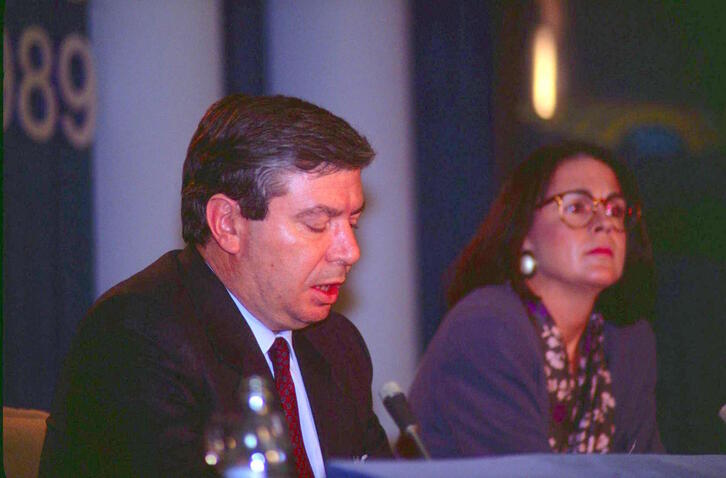 El ministro Corcuera y la portavoz Conde, en una rueda de prensa de aquel Gobierno. 