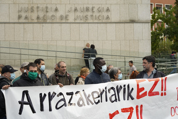 Joseba Alvarez eta Moussa, pankarta atzean, Donostiako epaitegi atarian eginiko elkarretaratzean. (FOKU)