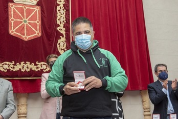 Javier Kormenzana, ‘Txipi’, tras recibir la medalla de plata al mérito deportivo por toda una vida dedicada al rugby. (GOBIERNO DE NAFARROA)