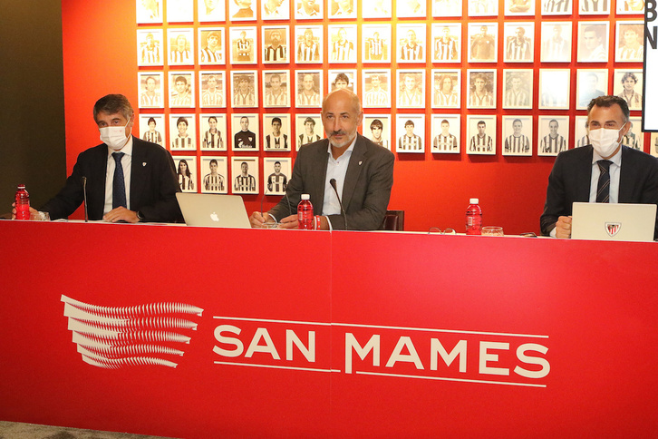 Jon Ander de las Fuentes, Aitor Elizegi y Jon Berasategi durante el desayuno informativo con los medios. (FOKU)
