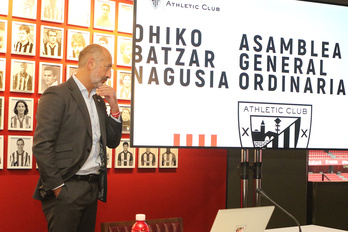 Jon Ander de las Fuentes, Aitor Elizegi y Jon Berasategi durante el desayuno informativo con los medios. (FOKU)