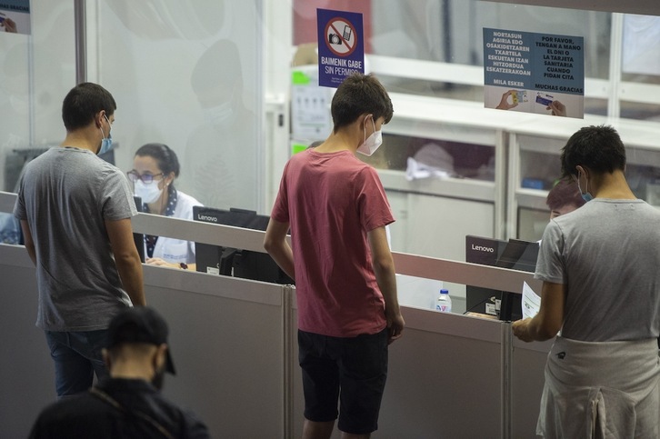 Jóvenes vacunándose en La Casilla. (Monika DEL VALLE/FOKU)