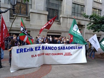 Banco Sabadelleko langileen mobilizazioa. (ELA)