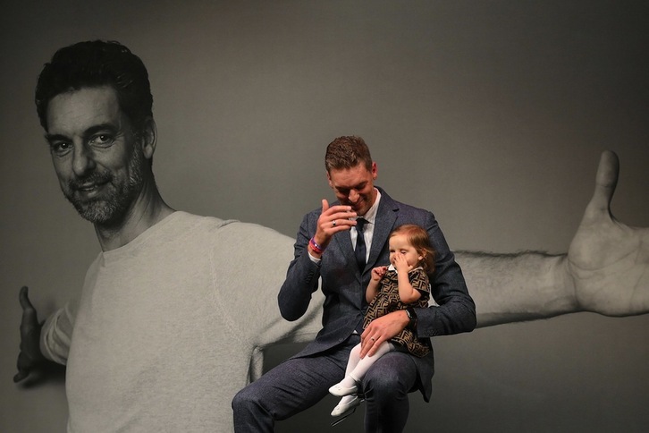 Pau Gasol con su hija en brazos en la ceremonia de su retirada. (Lluís GENÉ / AFP PHOTO)