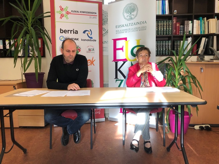 Sebastien Castet eta Sagrario Aleman Euskaltzaindiaren Baionako egoitzan. (NAIZ)