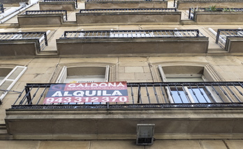 Un cartel en un inmueble que se alquila en Donostia. (Jon URBE/FOKU)
