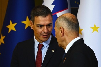 Pedro Sanchez eta Janez Jansa Esloveniako lehen ministroa gailurraren atarian. JOE KLAMAR-AFP)