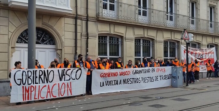 Concentración que los trabajadores de Aernnova y PCB-ITP han realizado en Gasteiz. (ELA SINDIKATUA)