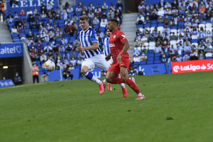 Behin baino gehiagotan kexatu da Imanol Realeko entrenatzailea Reale Arenako belarraren egoera txarraz. (Gorka RUBIO/FOKU)