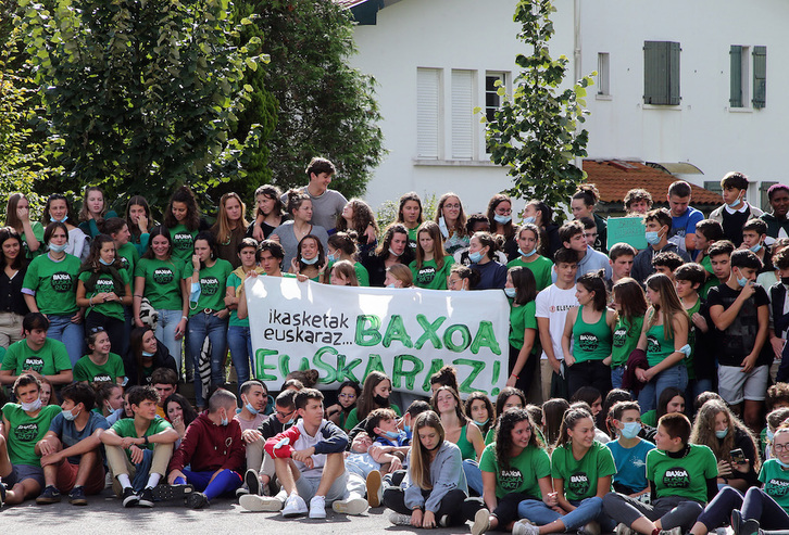 Brebet eta baxoa azterketak euskaraz egiteko eskubidea aldarrikatu dute Bernat Etxepare lizeoan eginiko agerraldian. (Bob EDME)