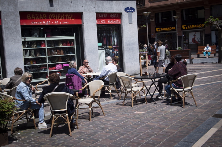 Mesas de una terraza de un bar de Donostia. (Gorka RUBIO/FOKU)