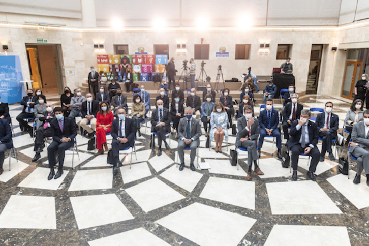 Iñigo Urkullu, en medio de los integrantes del LABI técnico y político en el acto del martes. (Jaizki FONTANEDA/FOKU)