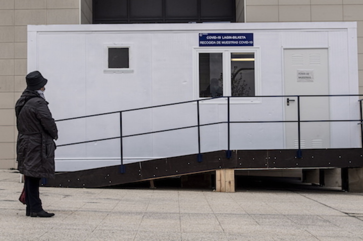 Anexo en el HUA de Araba para la realización de test PCR. (Raúl BOGAJO/FOKU)