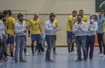 Ha sufrido, pero Bidasoa-Irun ha podido brindar un nuevo triunfo a sus seguidores. (Andoni CANELLADA/FOKU)