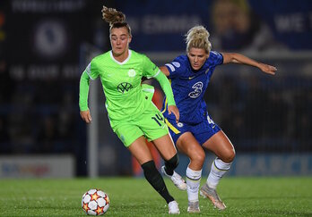 Bright persigue a Roord, autora del segundo gol del Wolfsburgo. (Chelsea Women)