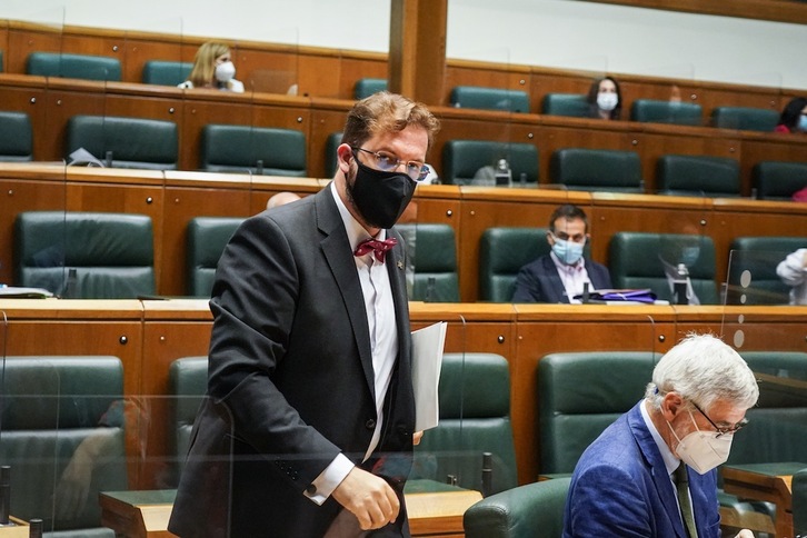 Luis Gordillo seguirá como parlamentario en Gasteiz tras su paso de Ciudadanos al PP. (Endika PORTILLO/FOKU)