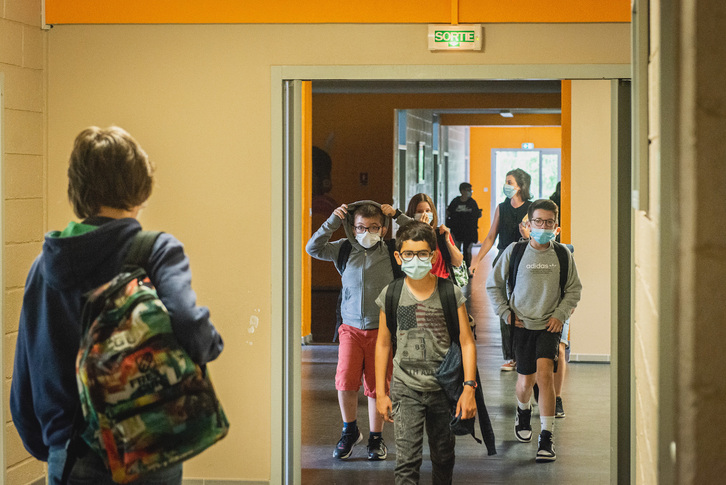 Las mascarillas dejarán de ser obligatorias para alumnos y alumnas de primaria en Ipar Euskal Herria. (Guillaume FAUVEAU)