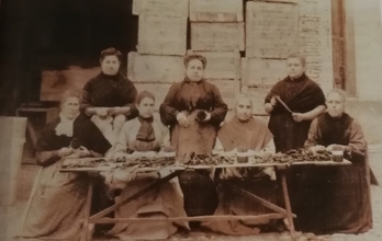 Cigarreras de la fábrica de Bilbo. (AUTOR ANÓNIMO/TXALAPARTA)