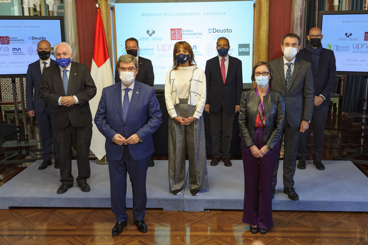 Aburto eta Urkiza aurrean; zazpi unibertsitateetako ordezkariak, atzean. (Aritz LOIOLA | FOKU)