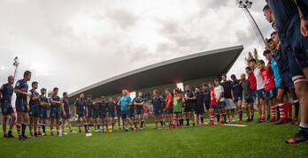 Mario Barandiaran se dirige a los jugadores del Valtecsa UBR durante un entrenamiento. 