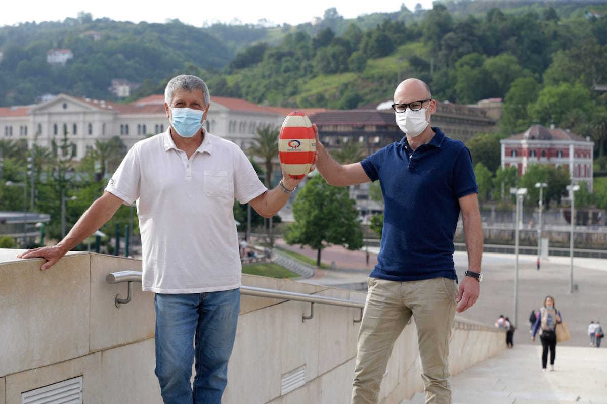 Mario Barandiaran junto a Aitor Jauregi, presidente del Universitario de Bilbo.