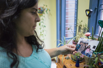 Analía Kalinec observa una fotografía familiar. (Mariano MILITELLO)