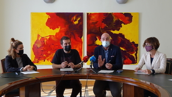 Los ediles de EH Bildu Igone Lamarain y Gorka Errasti, el alcalde, Jon Iraola, y la portavoz del PSE, Ana Telleria, han presentado el acuerdo. 