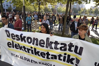 Argindarraren prezioaren igoeraren aurkako elkarretaratzea Iberdrola Dorrean aurrean, Bilbon. (@ehbildu)