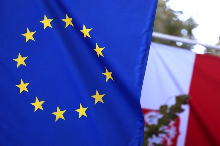 Las banderas de la UE y Polonia. (Kenzo TRIBOUILLARD/AFP)