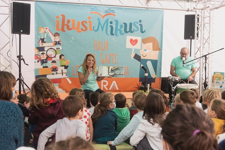 Literaturari eremu ezberdinetatik heldu diote, ipuin kontaketa ere izan dira. (Guillaume FAUVEAU)