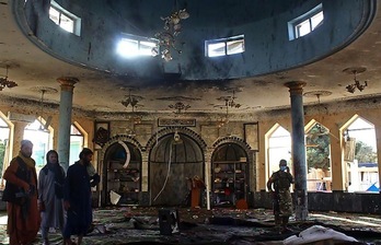 Policías talibanes en la mezquita escenario del atentado, (AFP)
