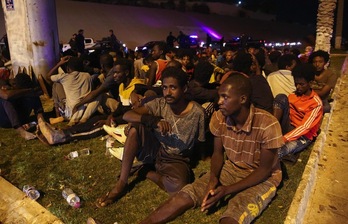 Migrantes detenidos tras el intento de fuga. (HUSSAM AHMED-AFP) 