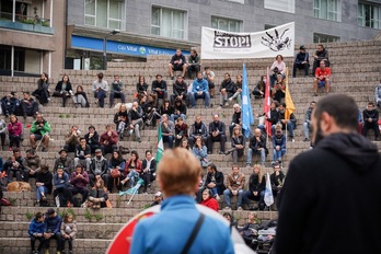 Sareren ibilaldia helmugara iritsi da, Gasteizera, hiru egunez Araba zeharkatu ondotik. Irudian, amaierako ekitaldia. (Endika PORTILLO/FOKU)